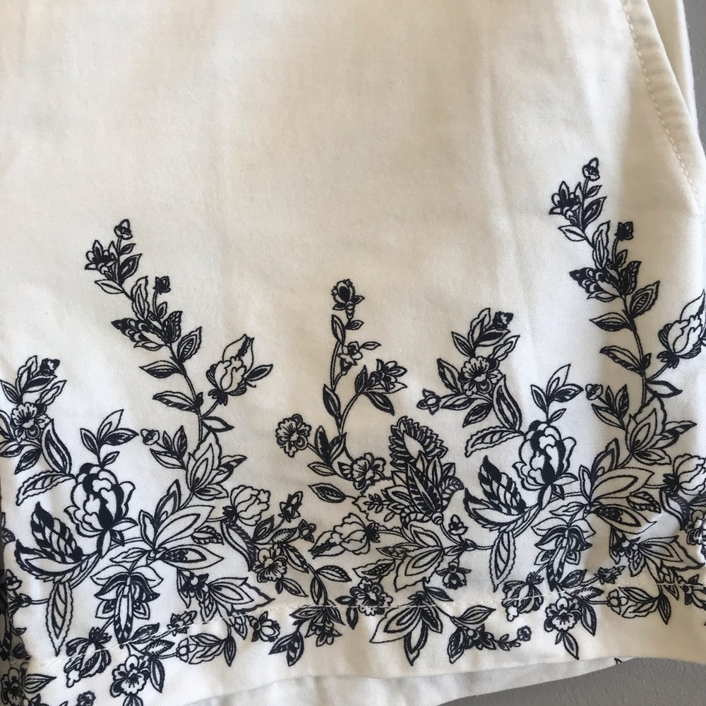 NEW LOFT 4” Short Black White Floral Shorts 4 - Picture 3 of 7